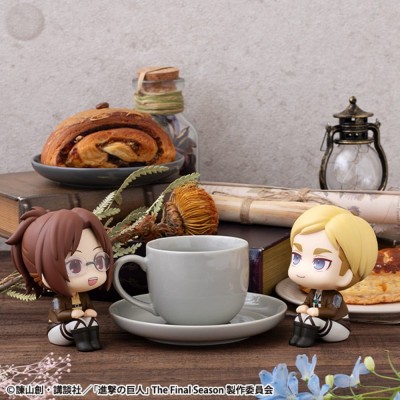 ATTACK ON TITAN - Hange Zoe & Erwin Smith Look Up Megahouse PVC Figure 11 cm