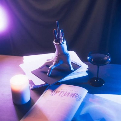 WEDNESDAY - Resin Pen Holder with Wednesday Addams Writing Set and Hand